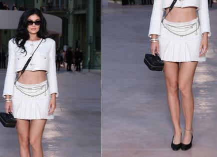 Kylie Jenner deslumbra en el desfile de Chanel con minifalda blanca