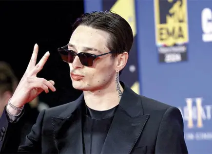 "Ella baila sola" de Peso Pluma desata debate tras reconocimiento de Rolling Stone