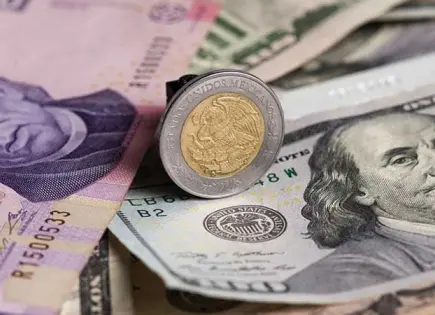 Dólar cierra en 19.27 al mayoreo este martes