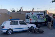 Hombre de la tercera edad lesionado en choque entre motocicleta y auto Hombre de la tercera edad lesionado en choque entre motocicleta y auto