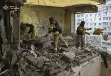Un dron ruso ataca un edificio de apartamentos en Ucrania y mata al menos a 4 personas Un dron ruso ataca un edificio de apartamentos en Ucrania y mata al menos a 4 personas