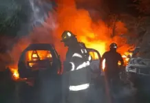Video | Incendio en yonke consume siete vehículos 