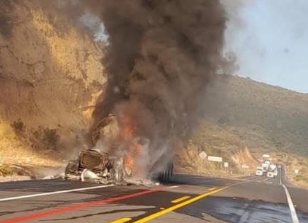 Pipa se incendia en la carretera Rayón-Ciudad Valles; cierran circulación Pipa se incendia en la carretera Rayón-Ciudad Valles; cierran circulación