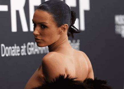 Bianca Censori y su impactante vestuario en los Grammy 2025