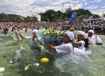 Devotos rinden homenaje a diosa del mar afrobrasileña en playa de Río de Janeiro