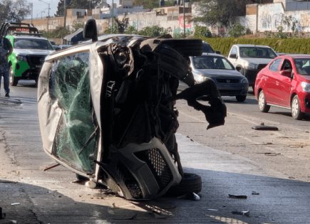 Choque y volcadura en el bulevar Río Santiago y puente San Felipe deja solo daños materiales