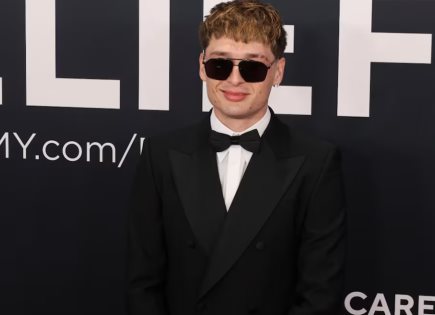 El estilo único de Peso Pluma en los Grammy