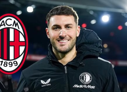 Firma de Santiago Giménez con el Milan