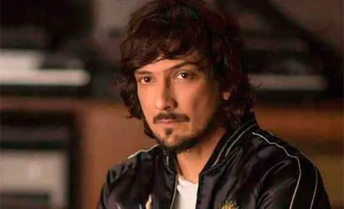 León Larregui acusa maltrato en vuelo de Air France