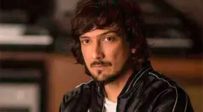 León Larregui acusa maltrato en vuelo de Air France