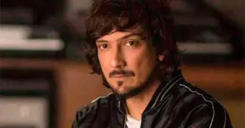 León Larregui acusa maltrato en vuelo de Air France
