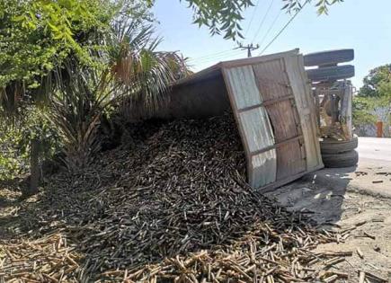 Vuelca camión cañero en rúa Valles-Tampico
