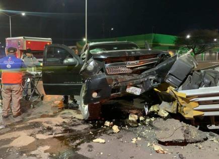 Estrellan camioneta en Circuito Potosí; un herido Estrellan camioneta en Circuito Potosí; un herido