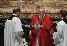 Con el interés en "Cónclave", nominada al Oscar, el papa mantiene al decano de cardenales