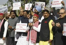 Protesta en India por supuesto maltrato a migrantes deportados de EEUU