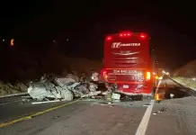 Fotos | Guardia civil sobrevive a fuerte choque con autob&uacute;s  