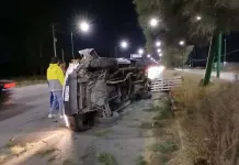 Vuelca camioneta con carga de naranjas en carretera a Rioverde