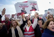 Turquía detiene a 10 funcionarios y amplía represión en distritos opositores en Estambul