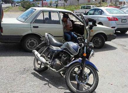 Automovilista atropella a motociclista y huye