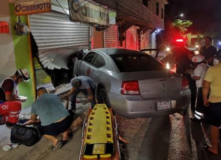 Conductora ebria se va contra local; hay tres lesionaos Conductora ebria se va contra local; hay tres lesionaos