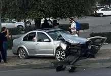 Choque entre cami&oacute;n de transporte y auto en carretera 57 deja solo da&ntilde;os