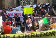 Galleros y taurinos se manifiestan en Congreso de CDMX