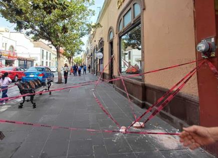 Caen bloques de marquesina en inmueble de Carranza