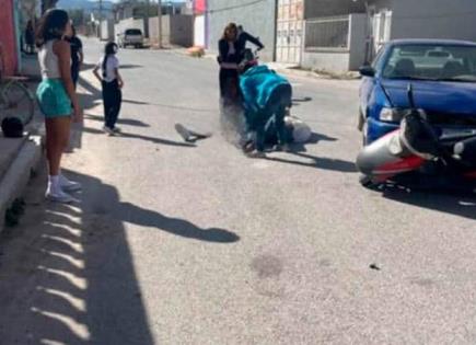 Chocan auto y motocicleta, dos lesionados Chocan auto y motocicleta, dos lesionados