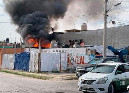 Combaten Bomberos incendio en una vivienda