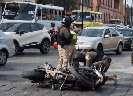 Motociclista de la Guardia Civil atropellado por cami&oacute;n urbano