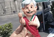 San AMLITO: Venden figura de AMLO como santo en el Centro Histórico