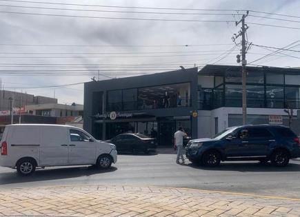 Camionetas protagonizan accidente en Av. Himalaya