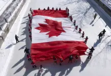 Canadienses celebran su bandera en respuesta a Trump