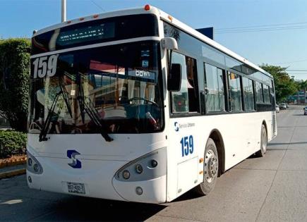Choca camión urbano contra camioneta