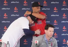 Firma de Alex Bregman con Medias Rojas de Boston