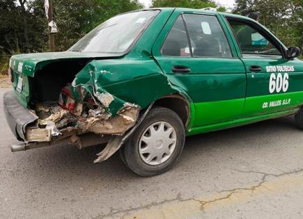 Raudo conductor choca contra un taxi