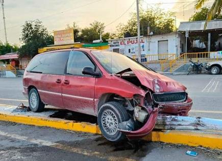 Vagoneta derrumba poste de alumbrado Vagoneta derrumba poste de alumbrado
