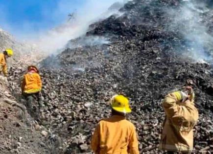 Bomberos ayudan a combatir incendio en relleno de Mier y N.