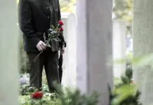 Aparecen misteriosamente códigos QR en tumbas de Múnich Aparecen misteriosamente códigos QR en tumbas de Múnich