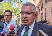 Investigan a policías que agredieron a un hombre en bar