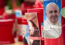 Papa se reunió con número 2 del Vaticano en el hospital para hablar de candidatos a la santidad