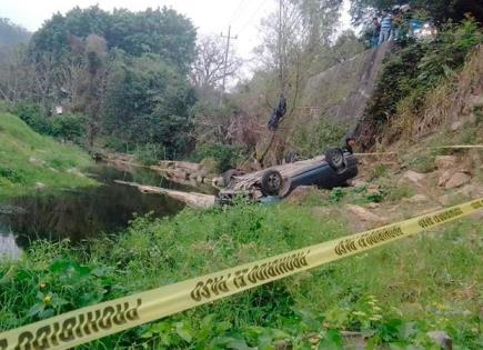 Fallece una mujer al caer su auto a barranco Fallece una mujer al caer su auto a barranco