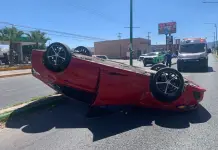 Solo daños en volcadura en la Carretera 57 Solo daños en volcadura en la Carretera 57
