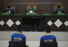 Una corte de sharía en Indonesia condena a dos hombres a hasta 85 bastonazos Una corte de sharía en Indonesia condena a dos hombres a hasta 85 bastonazos