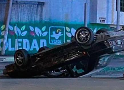 Choque y volcadura en la Carr. ´57 deja sólo daños Choque y volcadura en la Carr. ´57 deja sólo daños