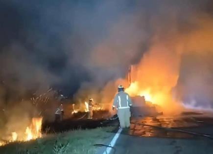 Se incendia tr&aacute;iler en carretera Valles-Tampico