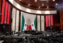 Aún en el aire, ley vs. nepotismo