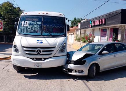 Auto impacta contra camión urbano
