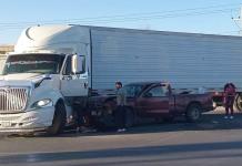 Trailero provoca fuerte choque en carretera a Zacatecas