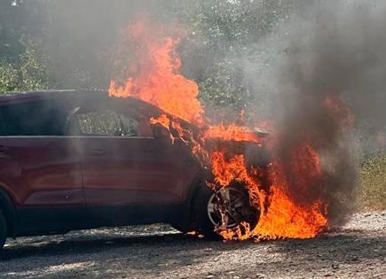 Se incendia camioneta en la Valles-Tampico